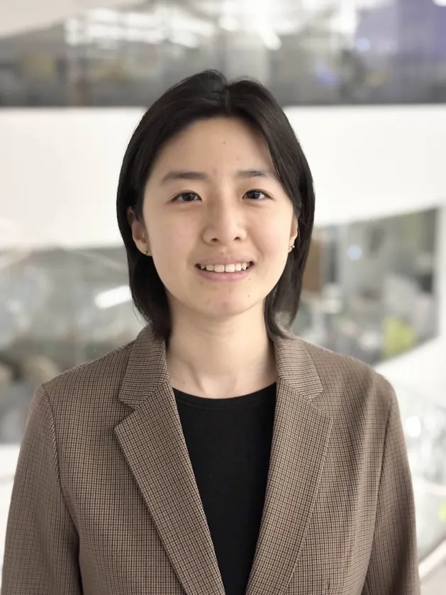 Profile picture of Muchen Qi, the author of this website. The picture depicts a young, smiling East Asian woman in a brown suit jacket.